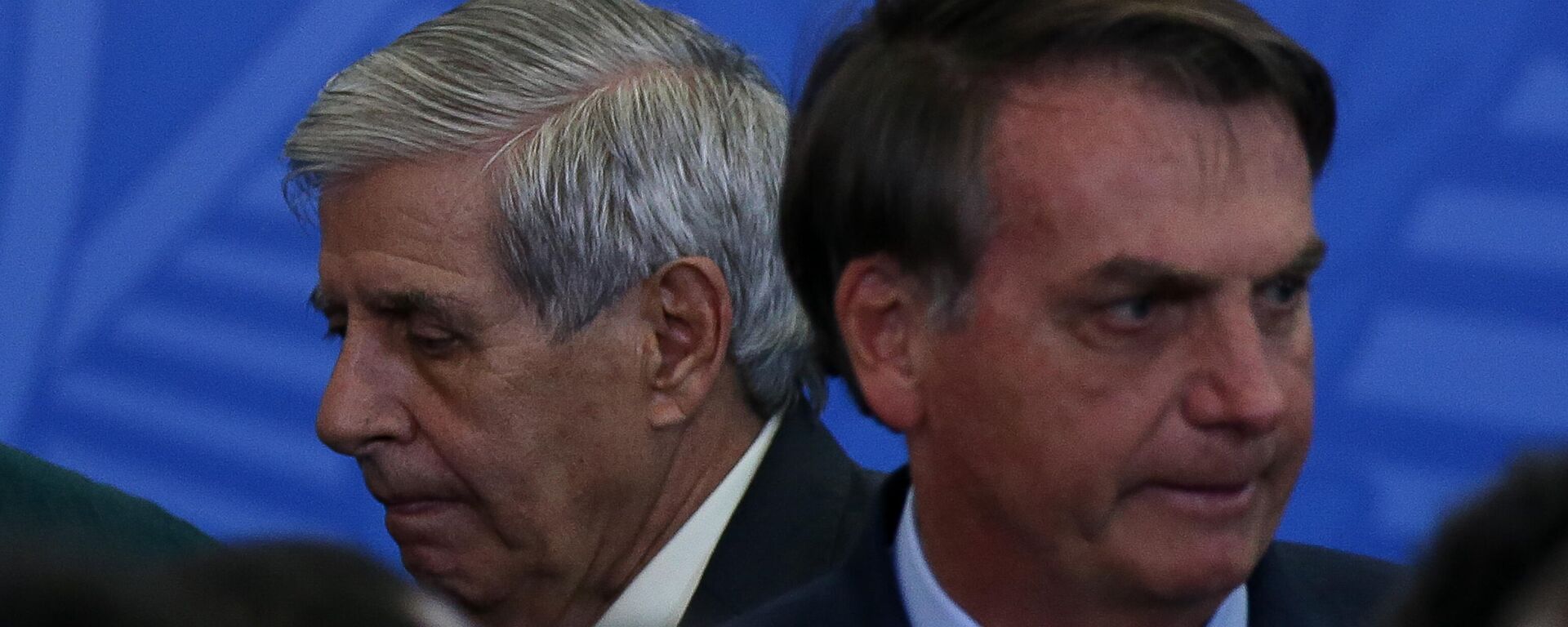 O ministro do GSI (Gabinete de Segurança Institucional), Augusto Heleno, e o presidente Jair Bolsonaro durante cerimônia no Palácio do Planalto, em Brasília (DF), em 20 de fevereiro de 2020 - Sputnik Brasil, 1920, 18.02.2022