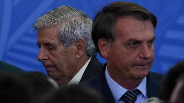 O ministro do GSI (Gabinete de Segurança Institucional), Augusto Heleno, e o presidente Jair Bolsonaro durante cerimônia no Palácio do Planalto, em Brasília (DF), em 20 de fevereiro de 2020 - Sputnik Brasil