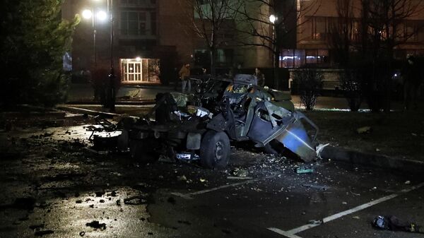 Imagem mostra os destroços do carro explodido perto do prédio do governo, autoproclamada República Popular de Donetsk (RPD), 18 de fevereiro de 2022 - Sputnik Brasil