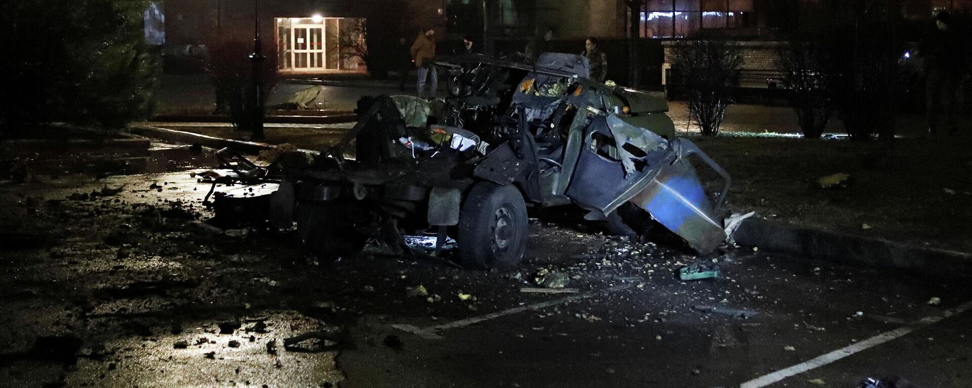 Imagem mostra os destroços do carro explodido perto do prédio do governo, autoproclamada República Popular de Donetsk (RPD), 18 de fevereiro de 2022 - Sputnik Brasil, 1920, 18.02.2022