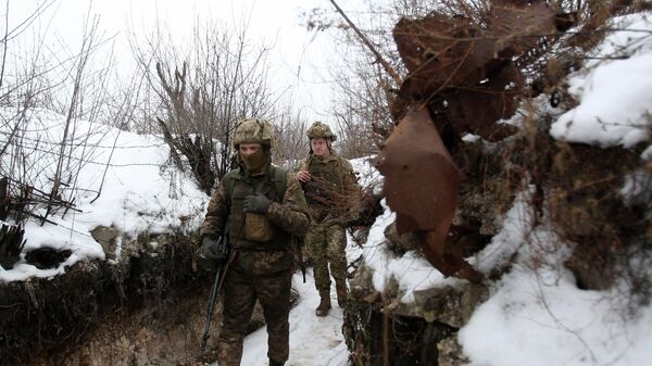 Militares ucranianos caminham ao longo de uma trincheira coberta de neve, perto de Avdiivka, região de Donetsk, em 2 de fevereiro de 2022 - Sputnik Brasil