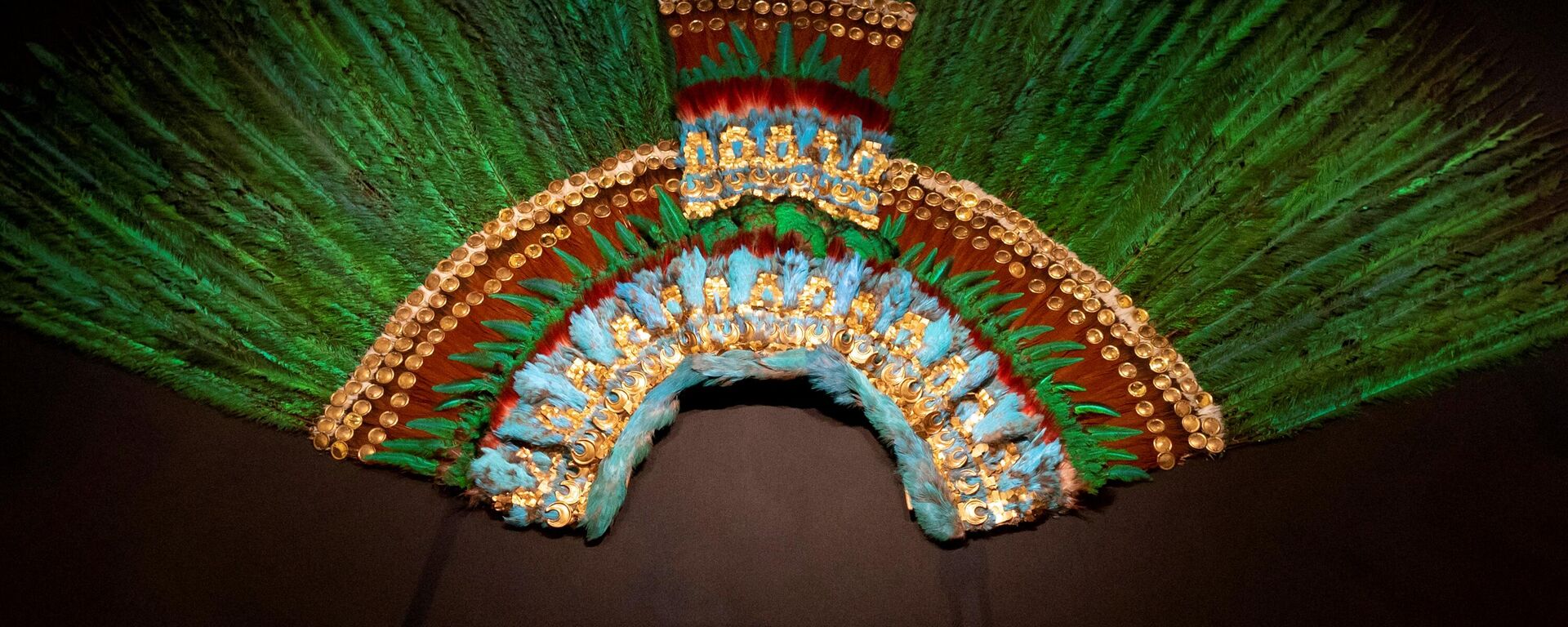 O cocar do imperador asteca Moctezuma Xocoyotzin (1466-1520) ou Moctezuma II, também conhecido como 'El Penacho', é exibido no Museu de Etnologia (Welt Museum) em Viena em 15 de outubro de 2020 - Sputnik Brasil, 1920, 19.02.2022
