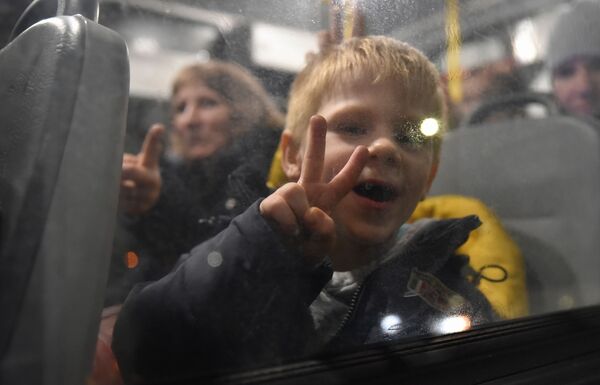 Crianças sentadas em um ônibus durante a evacuação de civis da república popular de Donetsk (RPD) para a região russa de Rostov. - Sputnik Brasil