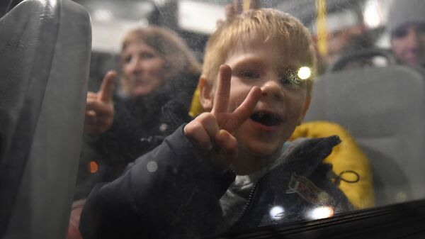 Crianças sentadas em um ônibus durante a evacuação de civis da república popular de Donetsk (RPD) para a região russa de Rostov
 - Sputnik Brasil