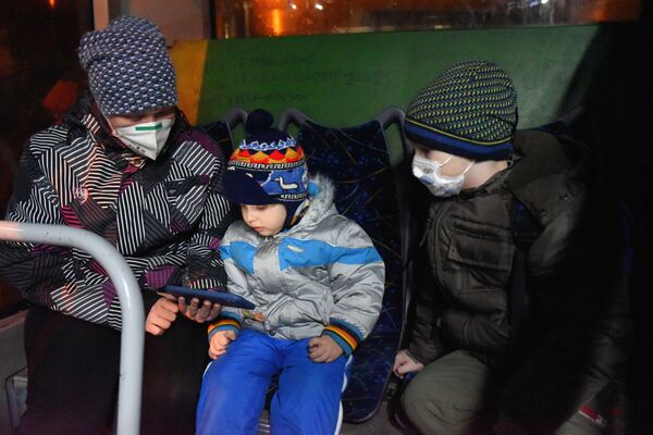 Famílias com criança da república popular de Donetsk sendo evacuadas para a região russa de Rostov. - Sputnik Brasil