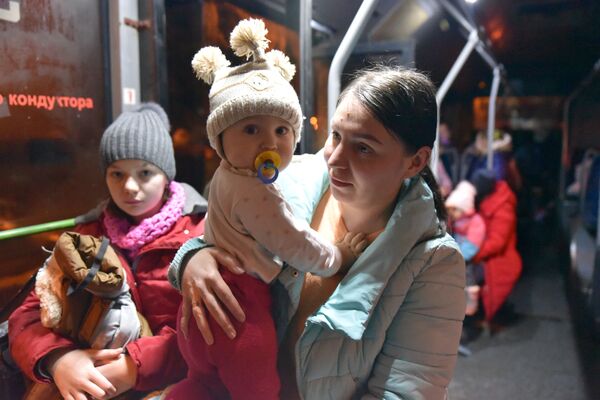 Famílias com criança da república popular de Donetsk sendo evacuadas para a região russa de Rostov. - Sputnik Brasil