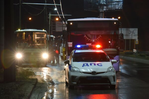 Carro de patrulha rodoviária acompanha os ônibus com civis da república popular de Donetsk para a região russa de Rostov. - Sputnik Brasil