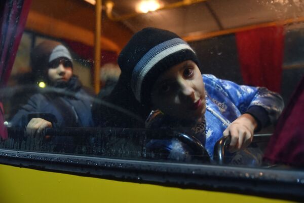 Crianças sentadas em um ônibus durante a evacuação de civis da república popular de Donetsk (RPD) para a região russa de Rostov. - Sputnik Brasil