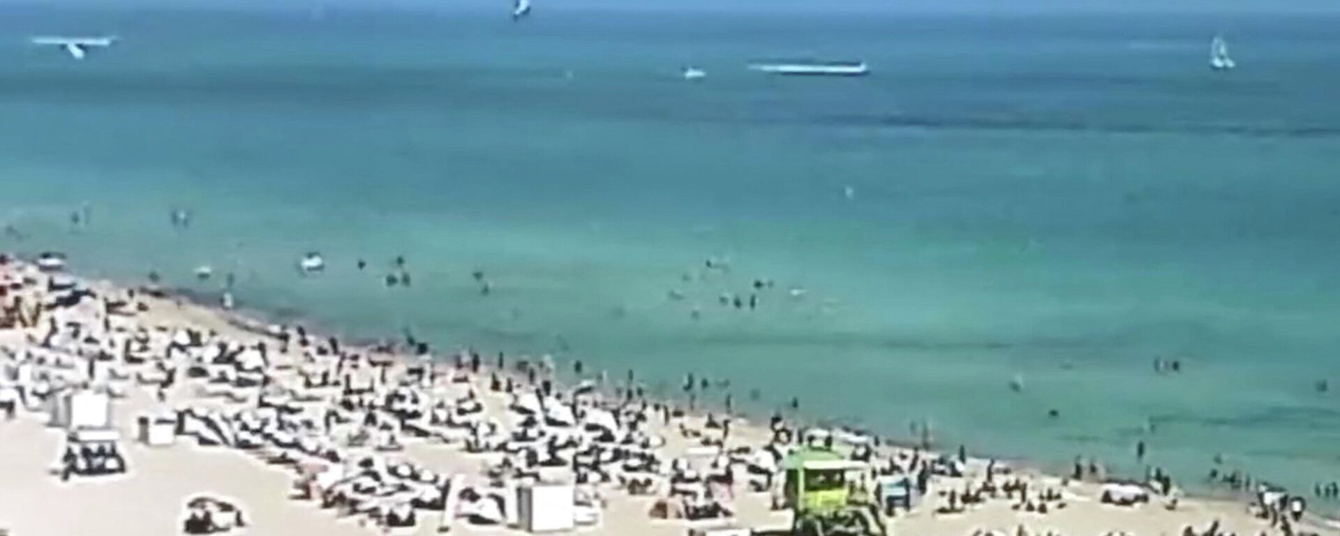 Visão de um helicóptero antes de cair no oceano em Miami Beach , Miami , Flórida, EUA, 19 de fevereiro de 2022, nesta imagem estática obtida de um vídeo de mídia social. Cortesia do Departamento de Polícia de Miami Beach - Sputnik Brasil, 1920, 19.02.2022