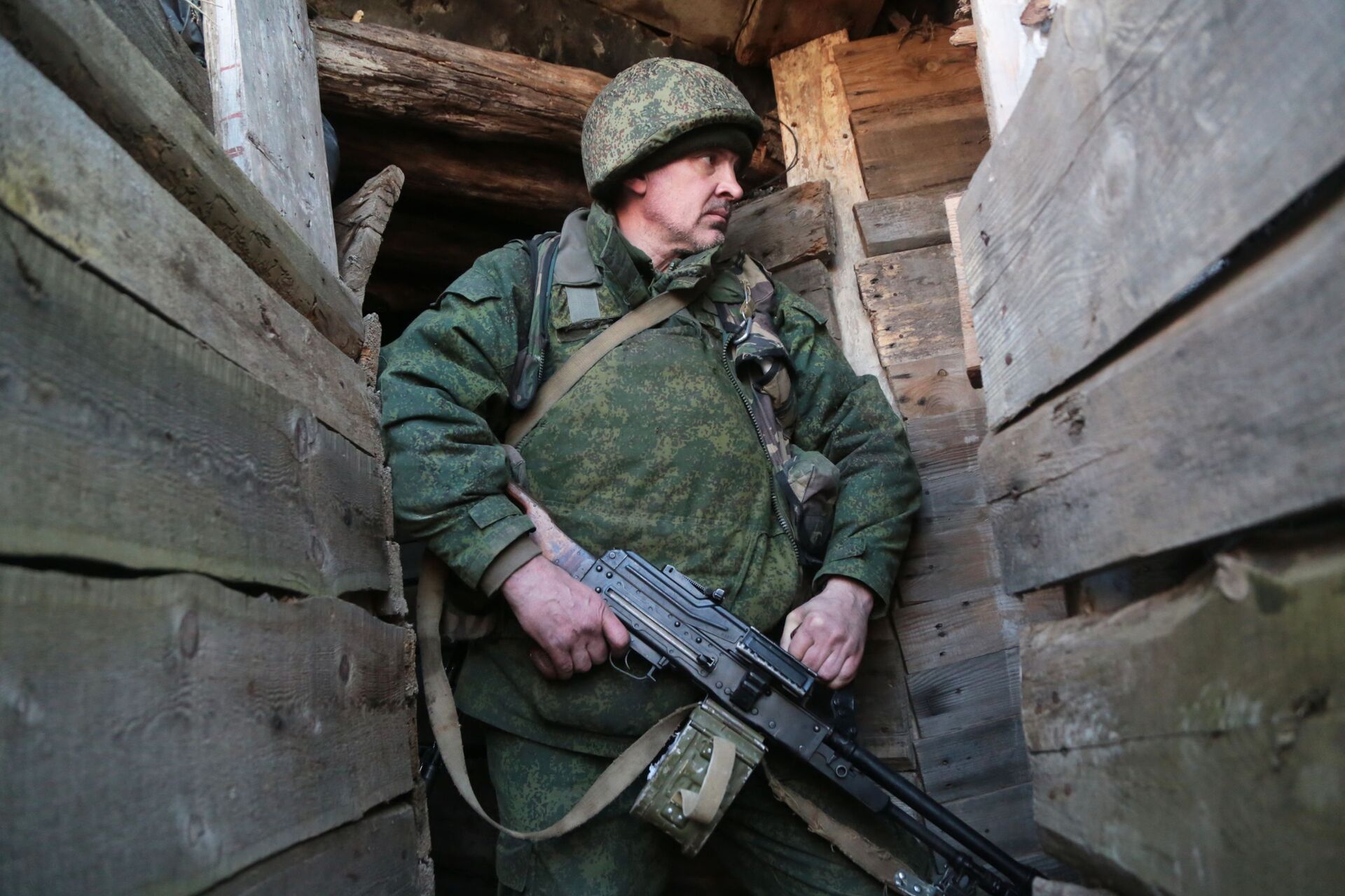 Membro da Milícia Popular da República Popular de Donetsk na linha da frente no oeste de Donetsk - Sputnik Brasil, 1920, 21.02.2022