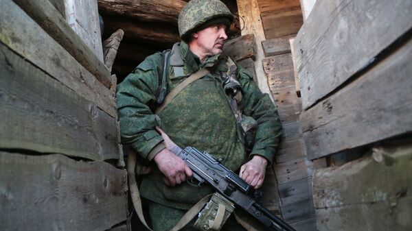 Membro da Milícia Popular da República Popular de Donetsk na linha da frente no oeste de Donetsk - Sputnik Brasil