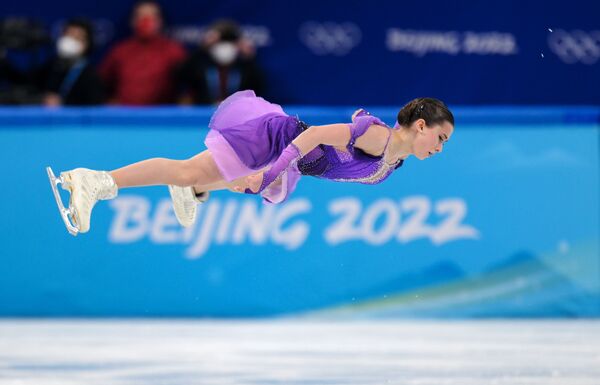 Kamila Valieva, patinadora da Rússia, participa de competição nos 24º Jogos Olímpicos de Inverno em Pequim, China, 15 de fevereiro de 2022 - Sputnik Brasil