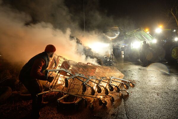 Fazendeiros queimam feno fora de supermercado Auchan durante manifestação convocada pelos sindicatos agrícolas FDSEA 72 e Conselho Europeu de Jovens Agricultores em torno dos preços de seus produtos em Le Mans, França, 15 de fevereiro de 2022 - Sputnik Brasil