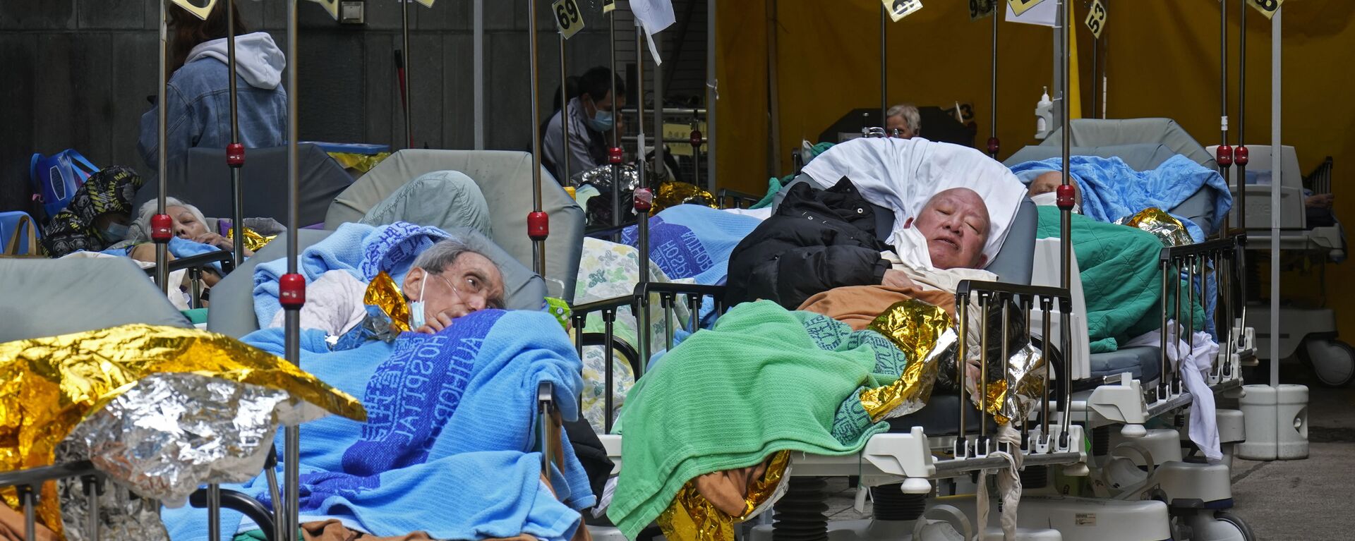 Pacientes deitados em leitos de hospital em meio à disseminação da COVID-19 fora do Centro Médico da Caritas, Hong Kong, China, 16 de fevereiro de 2022 - Sputnik Brasil, 1920, 15.12.2022
