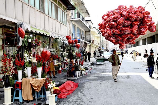 Vendedor de rua segura balões em forma de corações durante o Dia dos Namorados em Cabul, Afeganistão, 14 de fevereiro de 2022 - Sputnik Brasil