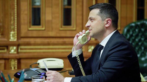 Vladimir Zelensky, presidente ucraniano, fala ao telefone com Justin Trudeau, primeiro-ministro do Canadá, em Kiev, na Ucrânia, em 11 de janeiro de 2022 - Sputnik Brasil