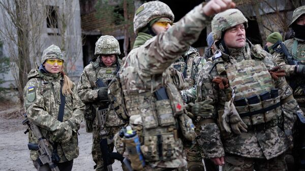 Militares das Forças de Defesa Territoriais ucranianas perto de Kiev, Ucrânia, 19 de fevereiro de 2022 - Sputnik Brasil