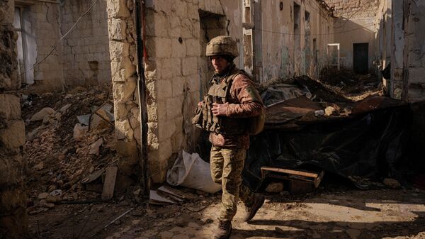 Um soldado ucraniano entra em uma casa destruída perto da vila de Krymske, na na autoproclamada República Popular de Lugansk (RPL), em 19 de fevereiro de 2022 - Sputnik Brasil