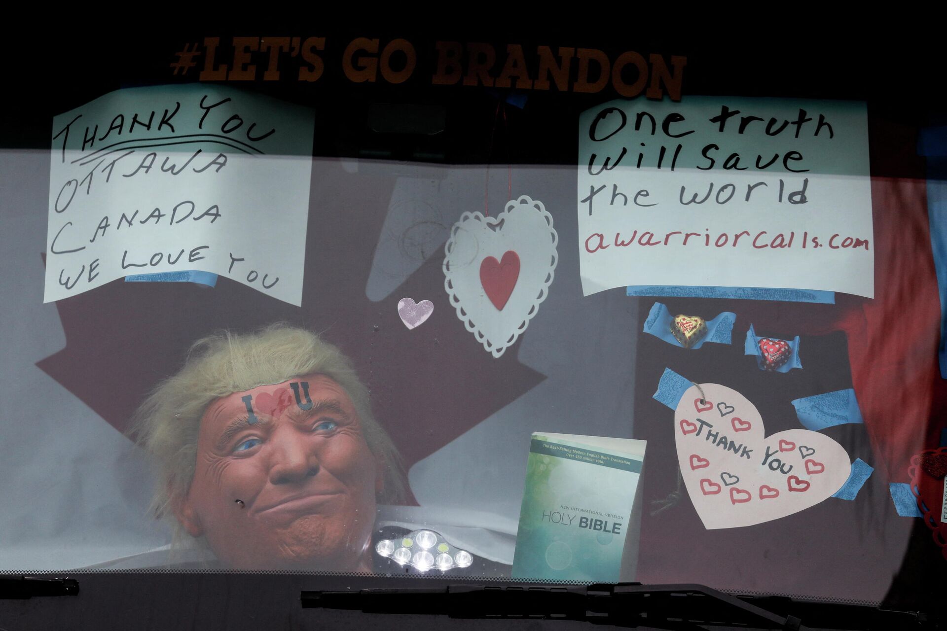Máscara retratando Donald Trump vista no carro durante protestos em Ottawa, Canadá, 16 de fevereiro de 2022 - Sputnik Brasil, 1920, 21.02.2022