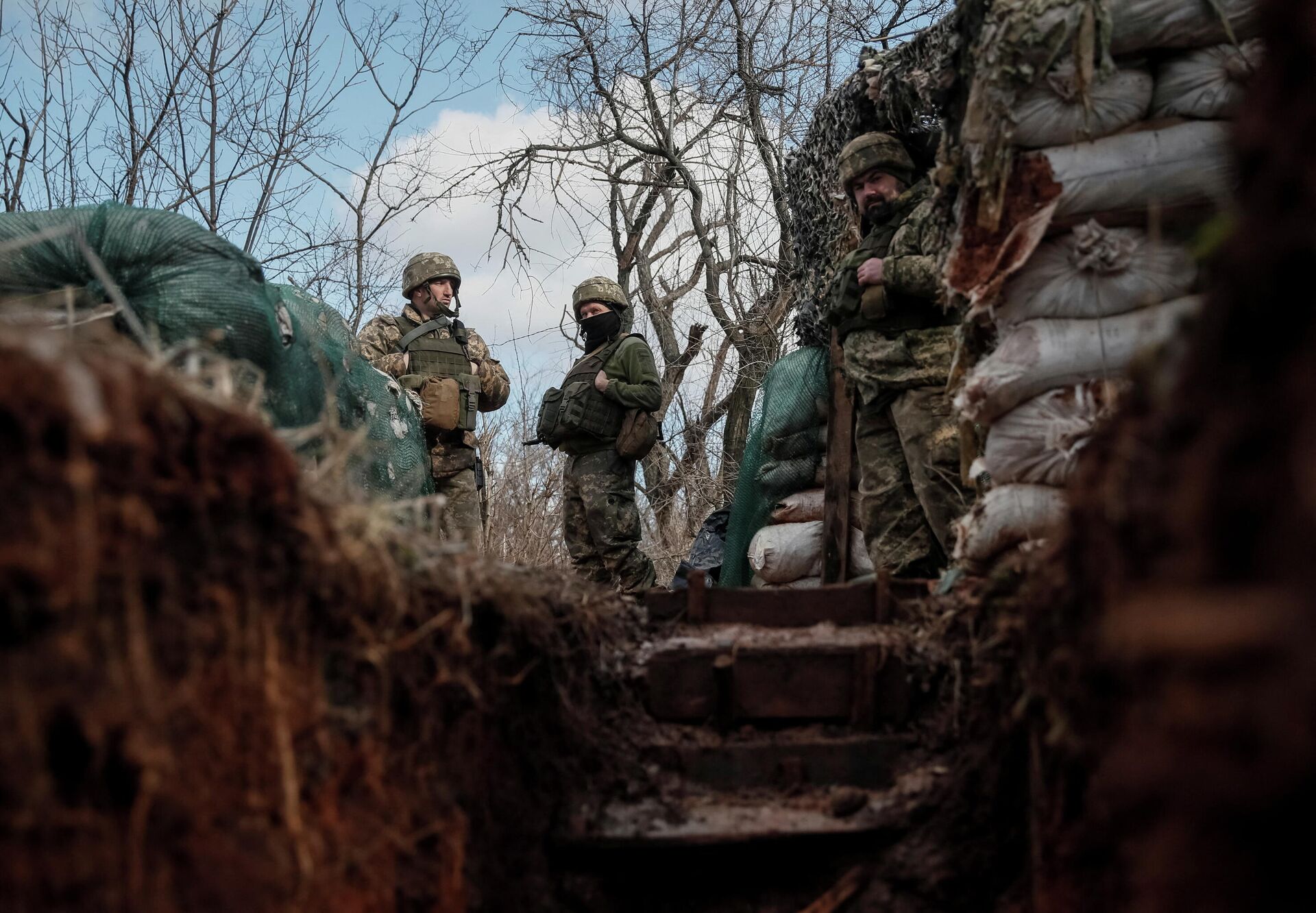 Militares ucranianos na linha de frente perto da cidade de Novolugansky na região de Donetsk, 20 de fevereiro de 2022 - Sputnik Brasil, 1920, 21.02.2022