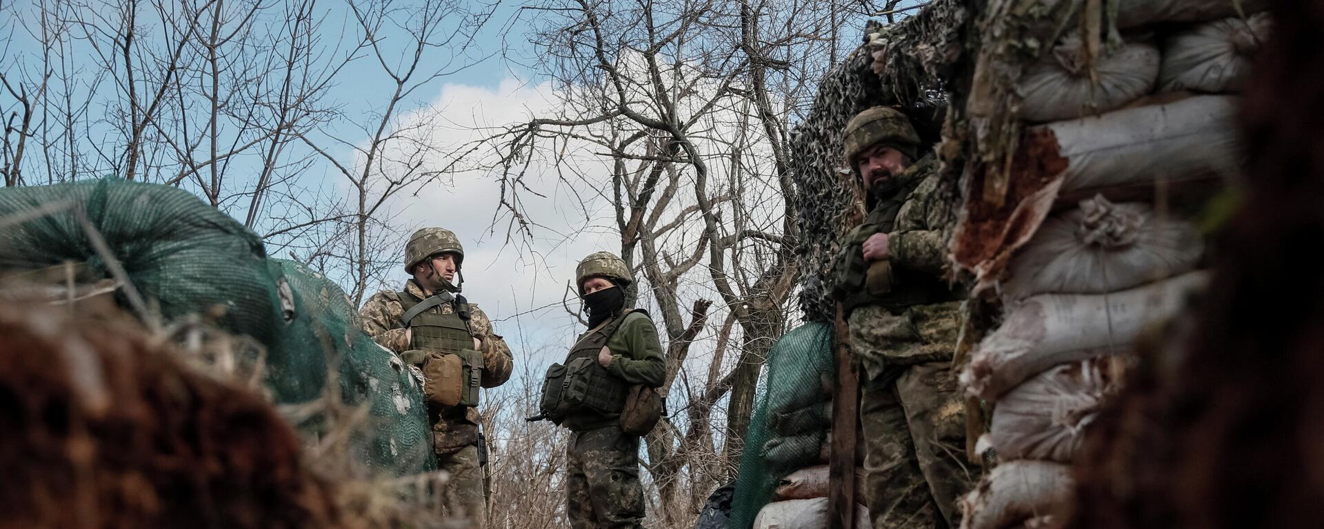 Militares ucranianos na linha de frente perto da cidade de Novolugansky na região de Donetsk, 20 de fevereiro de 2022 - Sputnik Brasil, 1920, 03.03.2022