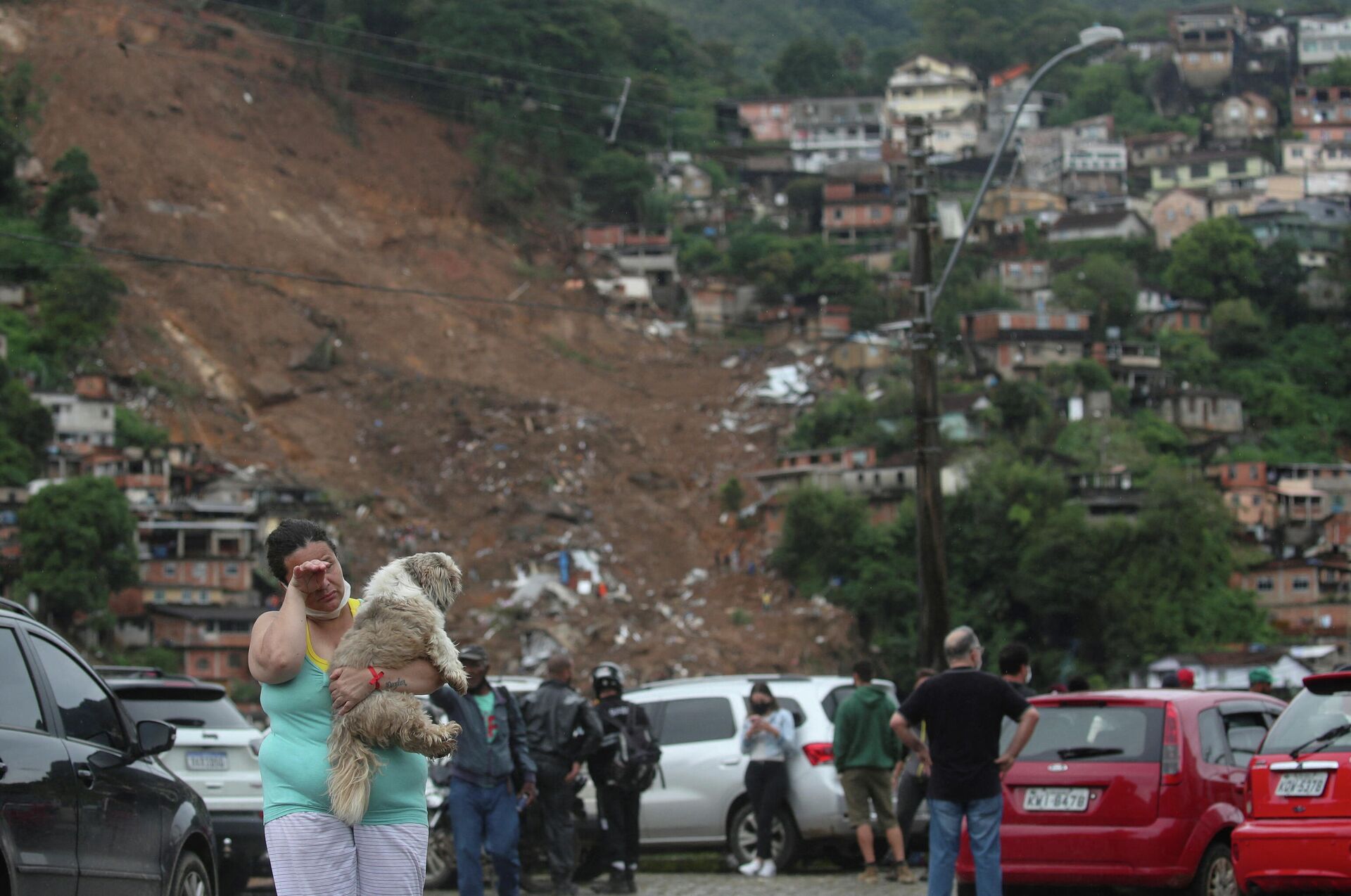Mulher segura cachorro em um abrigo para vítimas de deslizamento de terra no Morro da Oficina, após fortes chuvas em Petrópolis, RJ, 18 de fevereiro de 2022 - Sputnik Brasil, 1920, 21.02.2022