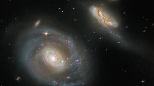 O Telescópio Espacial Hubble registrou o Arp 298, um par de galáxias interagindo. O Arp 298, que engloba duas galáxias, NGC 7469 e IC 5283, fica a aproximadamente 200 milhões de anos-luz da Terra, na constelação de Pégaso - Sputnik Brasil