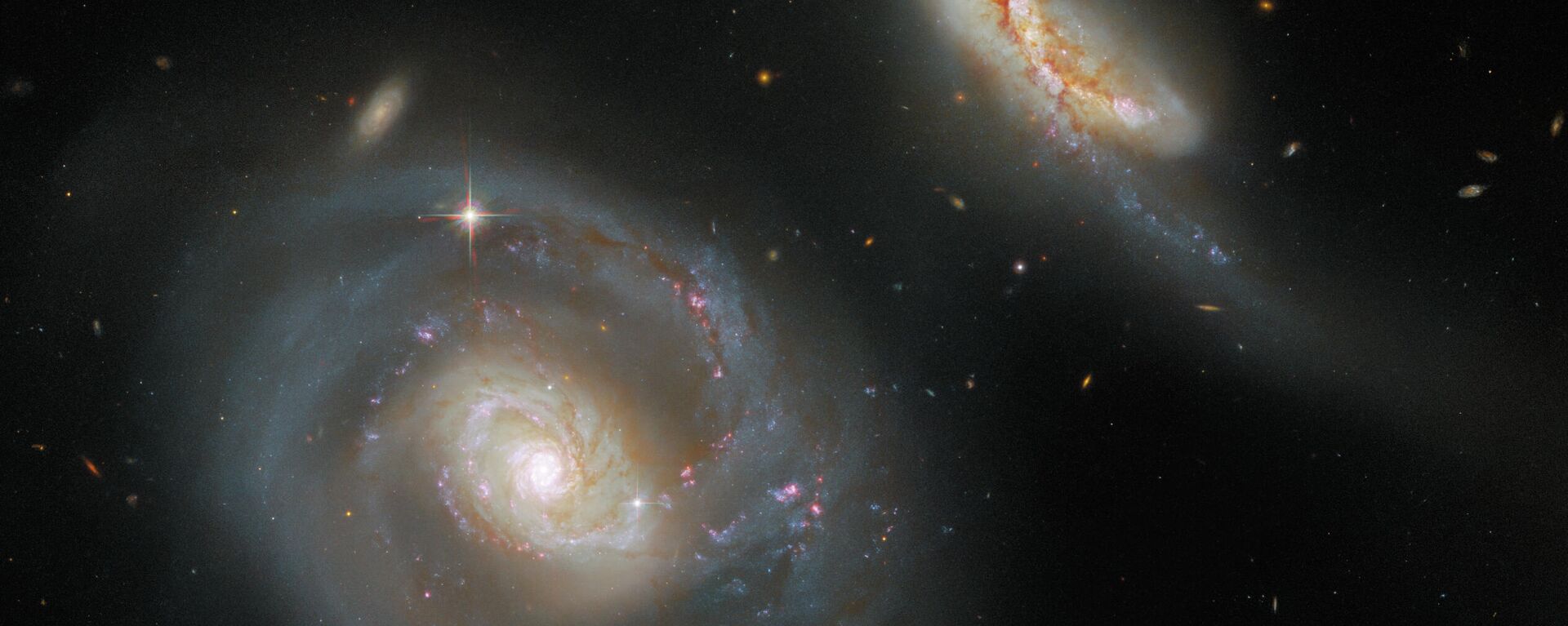 O Telescópio Espacial Hubble registrou o Arp 298, um par de galáxias interagindo. O Arp 298, que engloba duas galáxias, NGC 7469 e IC 5283, fica a aproximadamente 200 milhões de anos-luz da Terra, na constelação de Pégaso - Sputnik Brasil, 1920, 19.09.2023