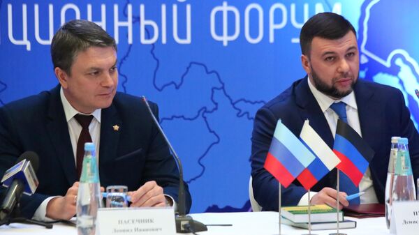 Líder da RPL, Leonid Pasechnik (à esquerda), e o líder da RPD, Denis Pushilin (à direita), durante o fórum, em Donetsk - Sputnik Brasil