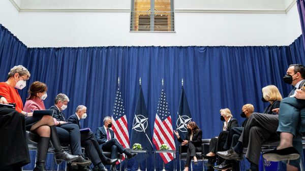 Kamala Harris, vice-presidente dos EUA, durante encontro com Jens Stoltenberg, secretário-geral da OTAN, como parte da 56ª Conferência de Segurança de Munique em Munique, Alemanha, 18 de fevereiro de 2022 - Sputnik Brasil