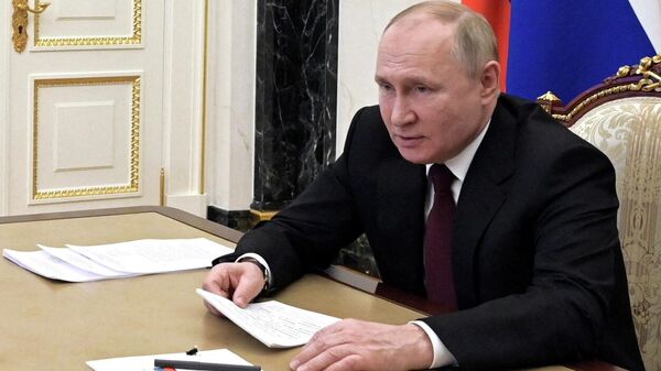 O presidente russo, Vladimir Putin, preside uma reunião com membros da equipe paralímpica do país antes dos Jogos Paralímpicos de Inverno de Pequim 2022 por meio de um link de vídeo em Moscou, Rússia 21 de fevereiro de 2022 - Sputnik Brasil
