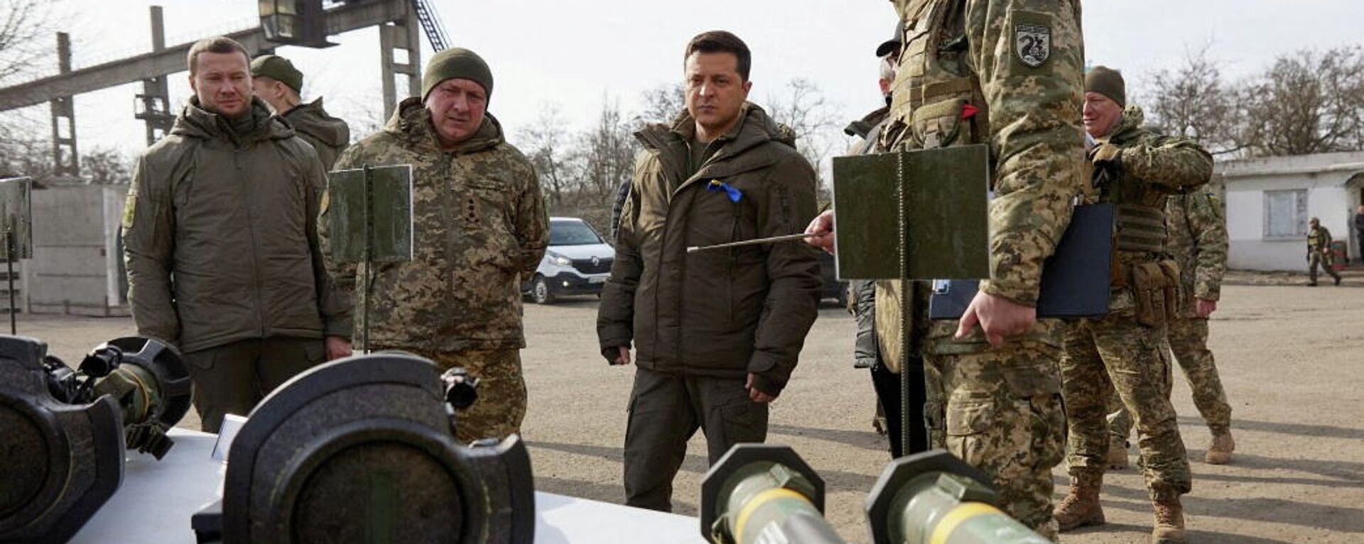 O presidente ucraniano Vladimir Zelensky inspeciona armas enquanto se reúne com membros das forças armadas do país na região de Donetsk, Ucrânia, em 17 de fevereiro de 2022 - Sputnik Brasil, 1920, 21.02.2022
