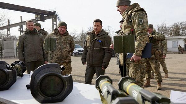 O presidente ucraniano Vladimir Zelensky inspeciona armas enquanto se reúne com membros das forças armadas do país na região de Donetsk, Ucrânia, em 17 de fevereiro de 2022 - Sputnik Brasil
