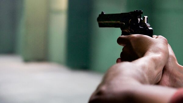 Imagem ilustrativa de pessoa apontando uma arma de fogo - Sputnik Brasil