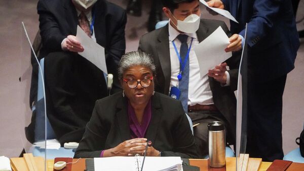 Em Nova York, a representante dos Estados Unidos no Conselho de Segurança da Organização das Nações Unidas (ONU), Linda Thomas-Greenfield, fala durante reunião do órgão em 21 de fevereiro de 2022 - Sputnik Brasil