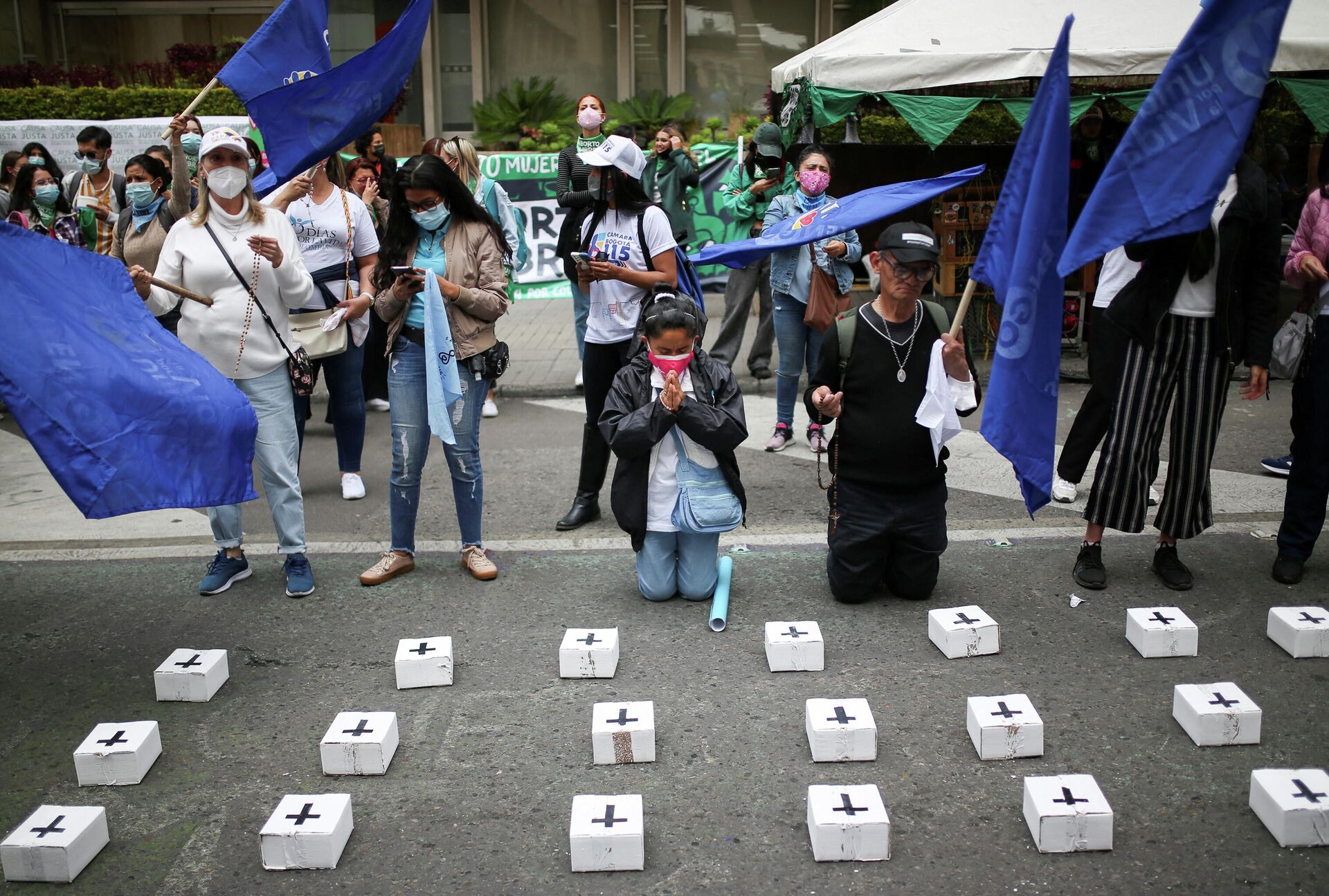 Em Bogotá, na Colômbia, manifestantes contra o aborto protestam em frente Suprema Corte do país, em 21 de fevereiro de 2022 - Sputnik Brasil, 1920, 22.02.2022