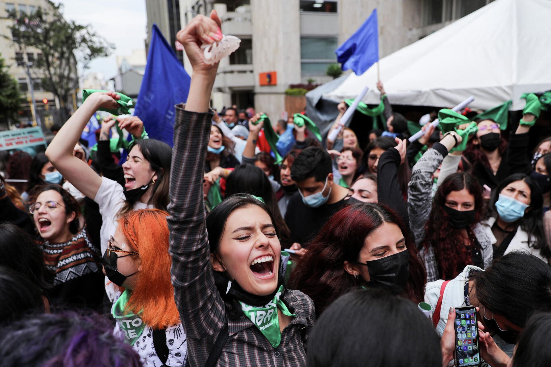 Em Bogotá, na Colômbia, manifestantes comemoram em frente Suprema Corte do país após decisão da corte de descriminalizar o aborto, em 21 de fevereiro de 2022 - Sputnik Brasil, 1920, 22.02.2022