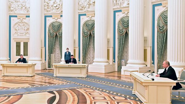 Presidente da Rússia Vladimir Putin durante assinatura do reconhecimento da independência de Donetsk e Lugansk. Da esquerda para a direita, o chefe de Lugansk Leonid Pasechnik, e o chefe de Donetsk Denis Pushilin - Sputnik Brasil