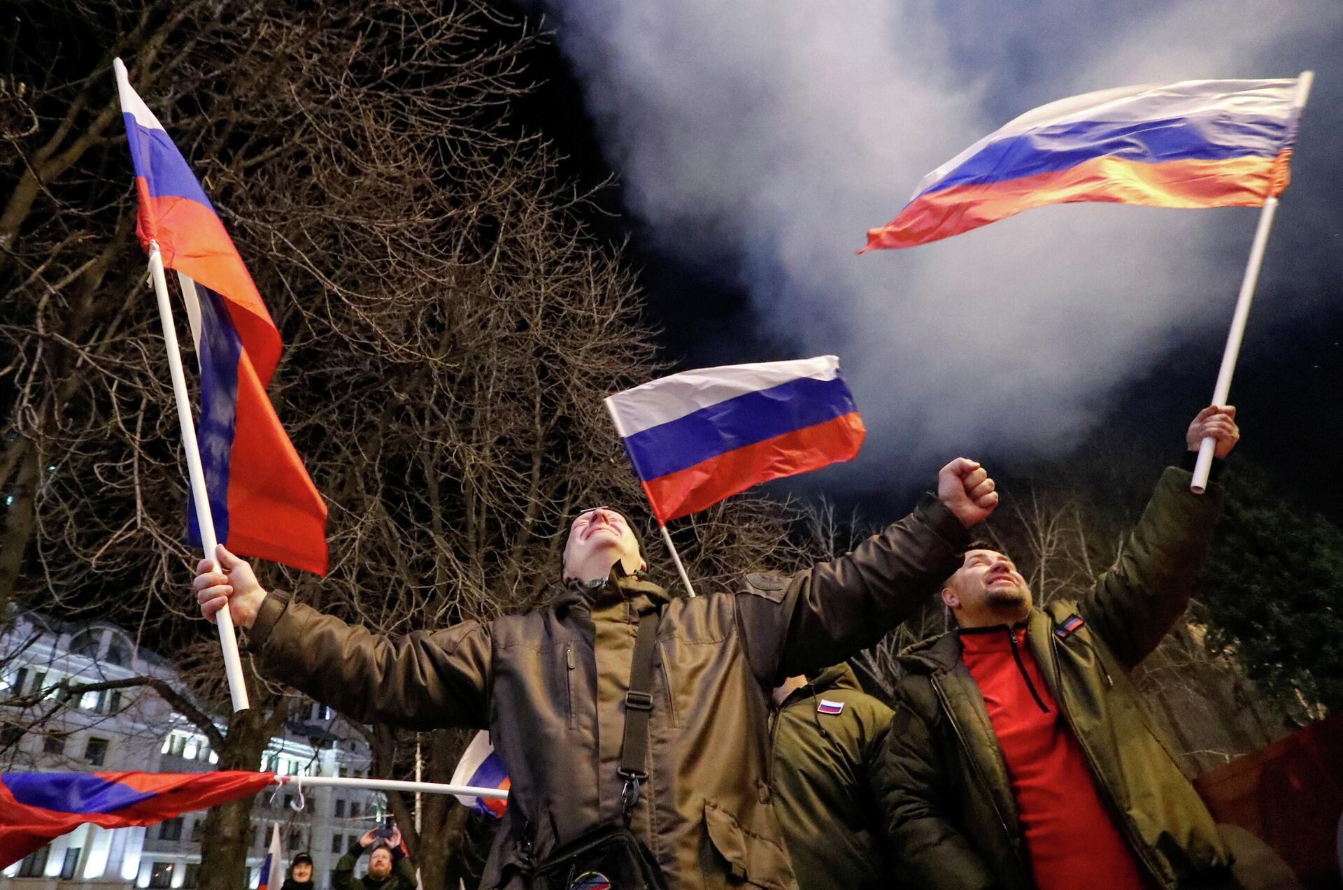 Pessoas com bandeiras russas lançam fogos de artifício nas ruas de Donetsk após Rússia ter reconhecido a independência das repúblicas de Donbass, 21 de fevereiro de 2022 - Sputnik Brasil, 1920, 22.02.2022