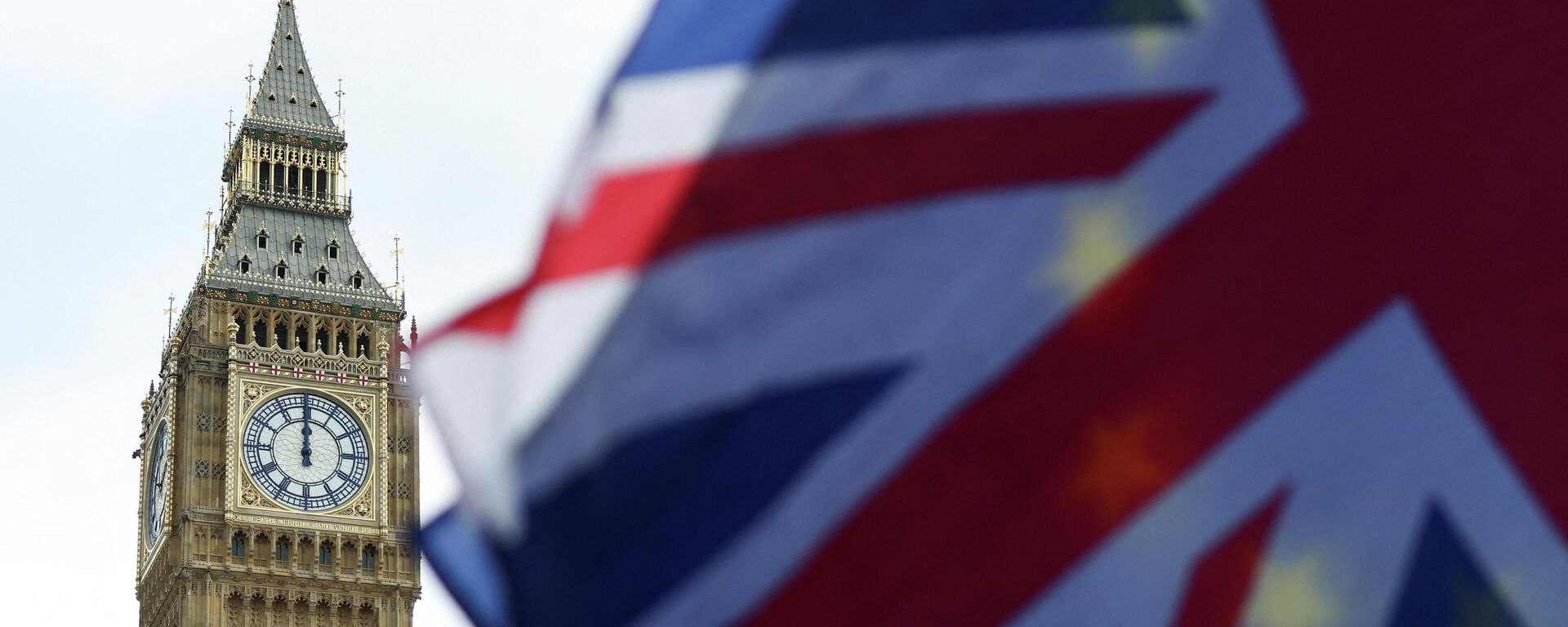 Bandeiras do Reino Unido e da União Europeia (esta no fundo) fora das Casas do Parlamento em Londres, Inglaterra, Reino Unido, 9 de fevereiro de 2022 - Sputnik Brasil, 1920, 22.02.2022