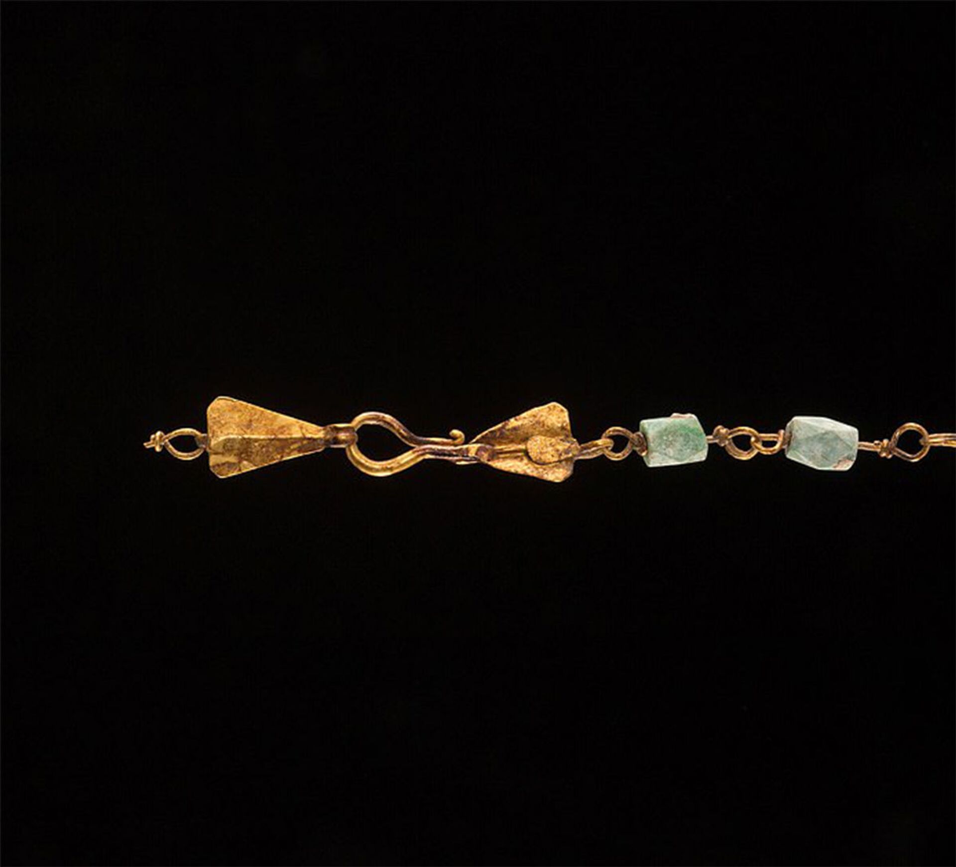 Colar ou pulseira feita de laços de filigrana dourada de duplo fio ligados com pérolas poliédricas facetadas de verniz - Sputnik Brasil, 1920, 22.02.2022