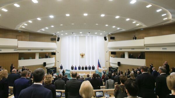 Senadores durante assinatura de acordos de cooperação com as repúblicas populares de Donetsk e Lugansk, Conselho da Federação, Moscou, Rússia, 22 de fevereiro de 2022 - Sputnik Brasil