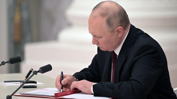 Vladimir Putin, presidente da Rússia, assina decretos que reconhecem a independência das repúblicas populares de Donetsk e Lugansk, 21 de fevereiro de 2022 - Sputnik Brasil