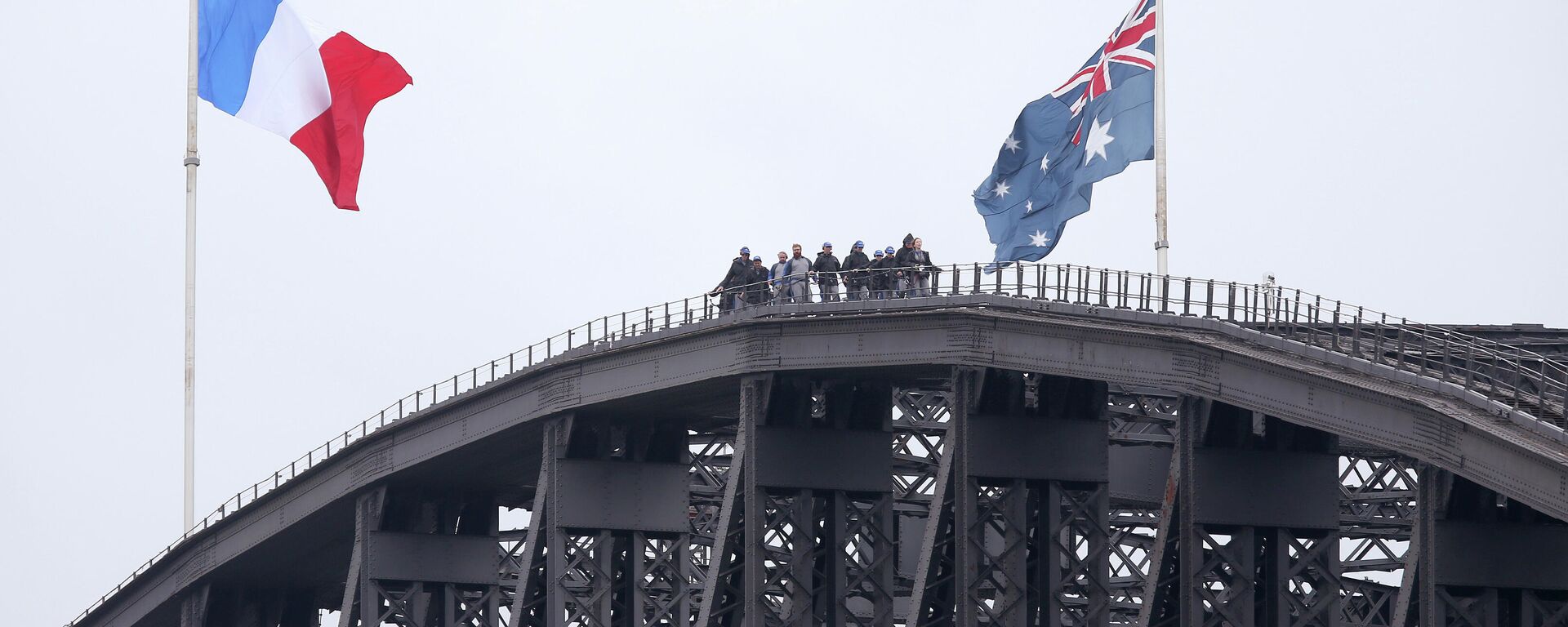 Bandeiras de França e Austrália em ponte em Sydney, 15 de julho de 2016 - Sputnik Brasil, 1920, 22.02.2022