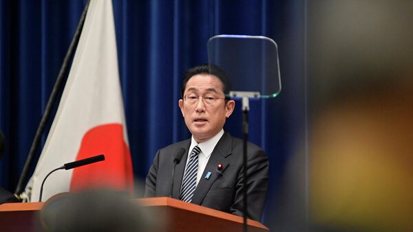 Em Tóquio, o primeiro-ministro do Japão, Fumio Kishida, participa de coletiva de imprensa, em 17 de fevereiro de 2022 - Sputnik Brasil