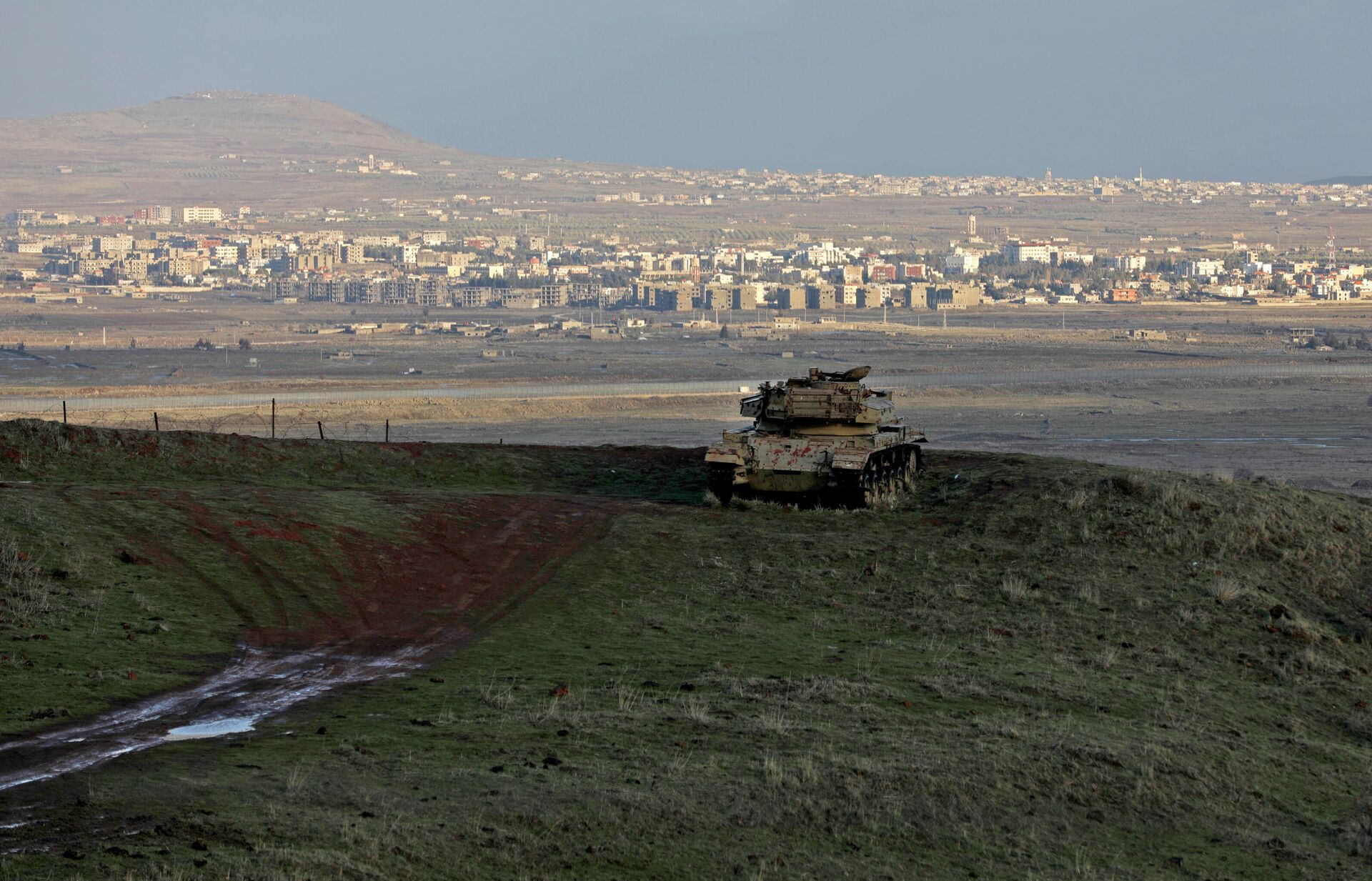 Nas Colinas de Golã, um tanque israelense é posicionado diante da província síria de Quneitra, em 24 de janeiro de 2022 - Sputnik Brasil, 1920, 24.02.2022