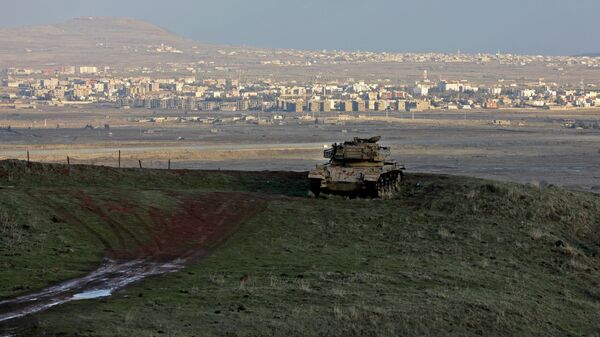 Nas Colinas de Golã, um tanque israelense é posicionado diante da província síria de Quneitra, 24 de janeiro de 2022 - Sputnik Brasil
