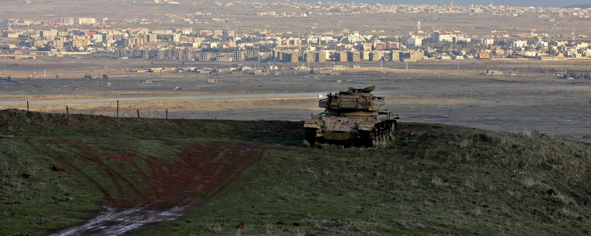 Nas Colinas de Golã, um tanque israelense é posicionado diante da província síria de Quneitra, 24 de janeiro de 2022 - Sputnik Brasil, 1920, 22.02.2022