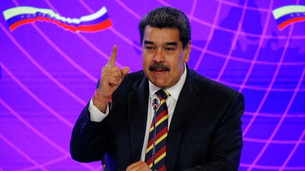 Em Caracas, o presidente venezuelano, Nicolás Maduro, fala ao lado do vice-premiê da Rússia, Yuri Borisov, após a assinatura de acordos bilaterais entre os países, em 16 de fevereiro de 2022 - Sputnik Brasil