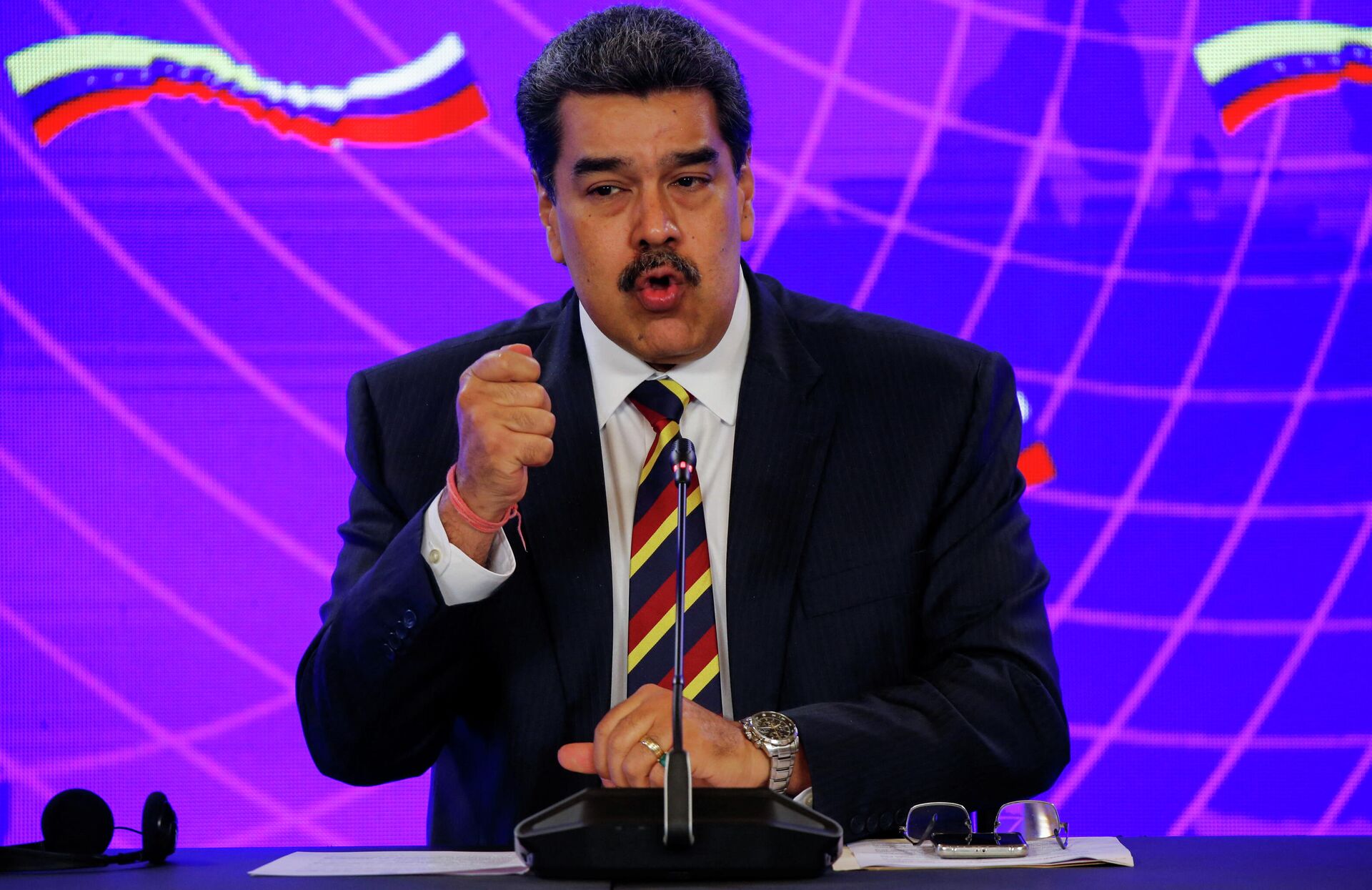 Presidente da Venezuela, Nicolás Maduro, durante reunião com vice-primeiro-ministro da Rússia, Yury Borisov, em Caracas, 16 de fevereiro de 2022 - Sputnik Brasil, 1920, 23.02.2022
